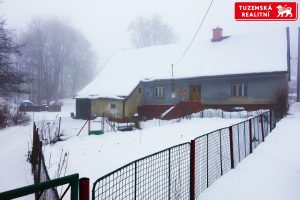Chalupa hned u turistických a běžkařských tratí v obci Skály u Rýmařova.